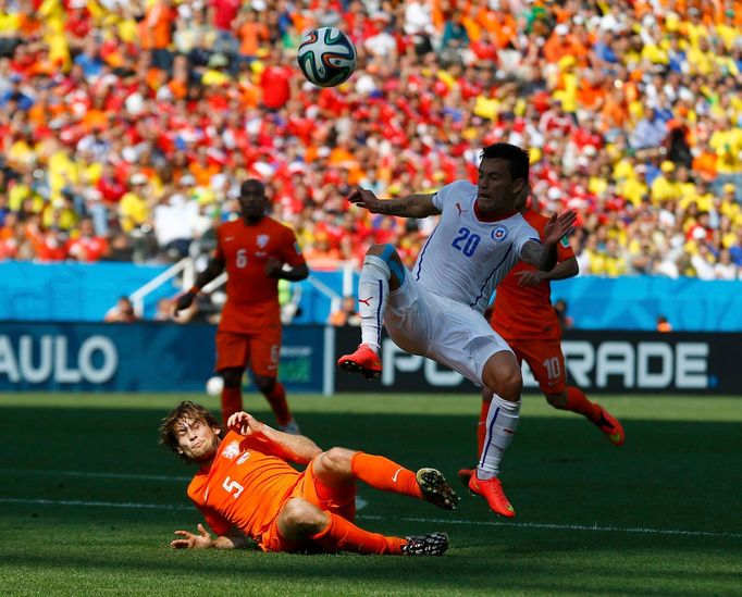 MS 2014, Nizozemsko-Chile: Charles Aranguiz  - Daley Blind