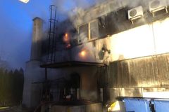 V Prostějově hořela devět hodin průmyslová hala, část budovy se zřítila