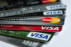 Visa a Mastercard čelí kritice kvůli poplatkům. Za dva roky se téměř zdvojnásobily