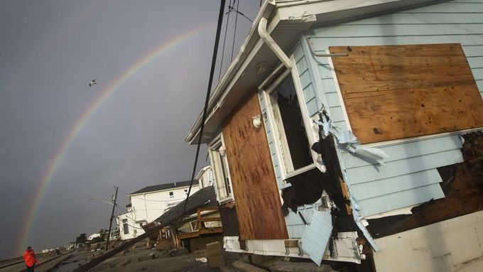 Po chvílích zkázy, kterou v Breezy Point v Quens rozsévala bouře Sandy a rozsáhlý požár, se nakonec nad postiženou oblastí objevila duha.