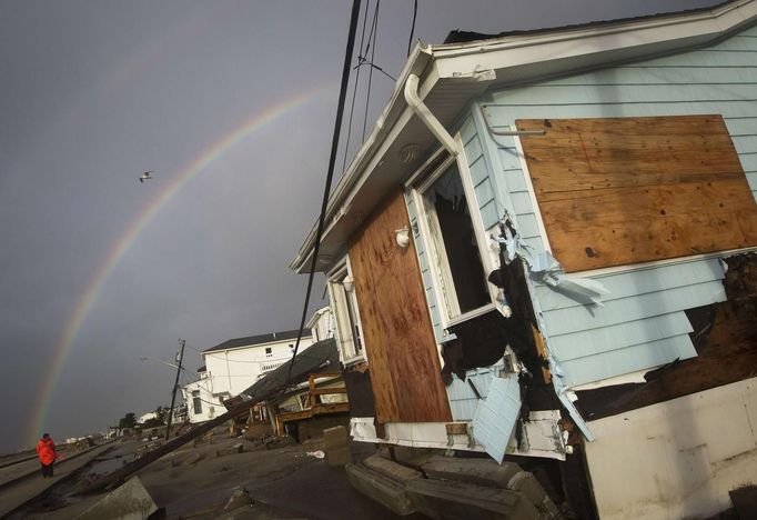 Po chvílích zkázy, kterou v Breezy Point v Quens rozsévala bouře Sandy a rozsáhlý požár, se nakonec nad postiženou oblastí objevila duha.