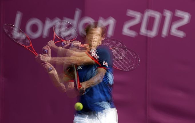 Britain's Andy Murray returns the ball during a training session at the All England Lawn Tennis Club ahead of the London 2012 Olympic Games in London July 25, 2012. Picture taken using multiple exposures. REUTERS/Stefan Wermuth (BRITAIN - Tags: SPORT OLYMPICS TENNIS) Published: Čec. 25, 2012, 4:52 odp.