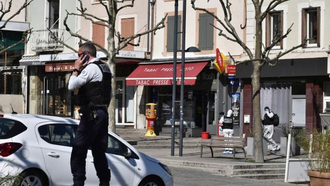 Muž zaútočil v sobotu dopoledne ve městě Romans-sur-Isère na ulici, kde jsou pekárny a další obchody s potravinami