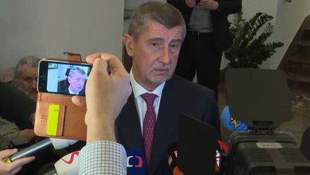 Unavený Babiš žádal o důvěru. Všichni kromě Zemana ho odmítali