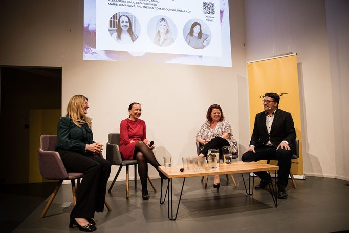 Radana Brabnikova (druhá zleva) z firmy Gamin na konferenci Pomáhejte promyšleně.