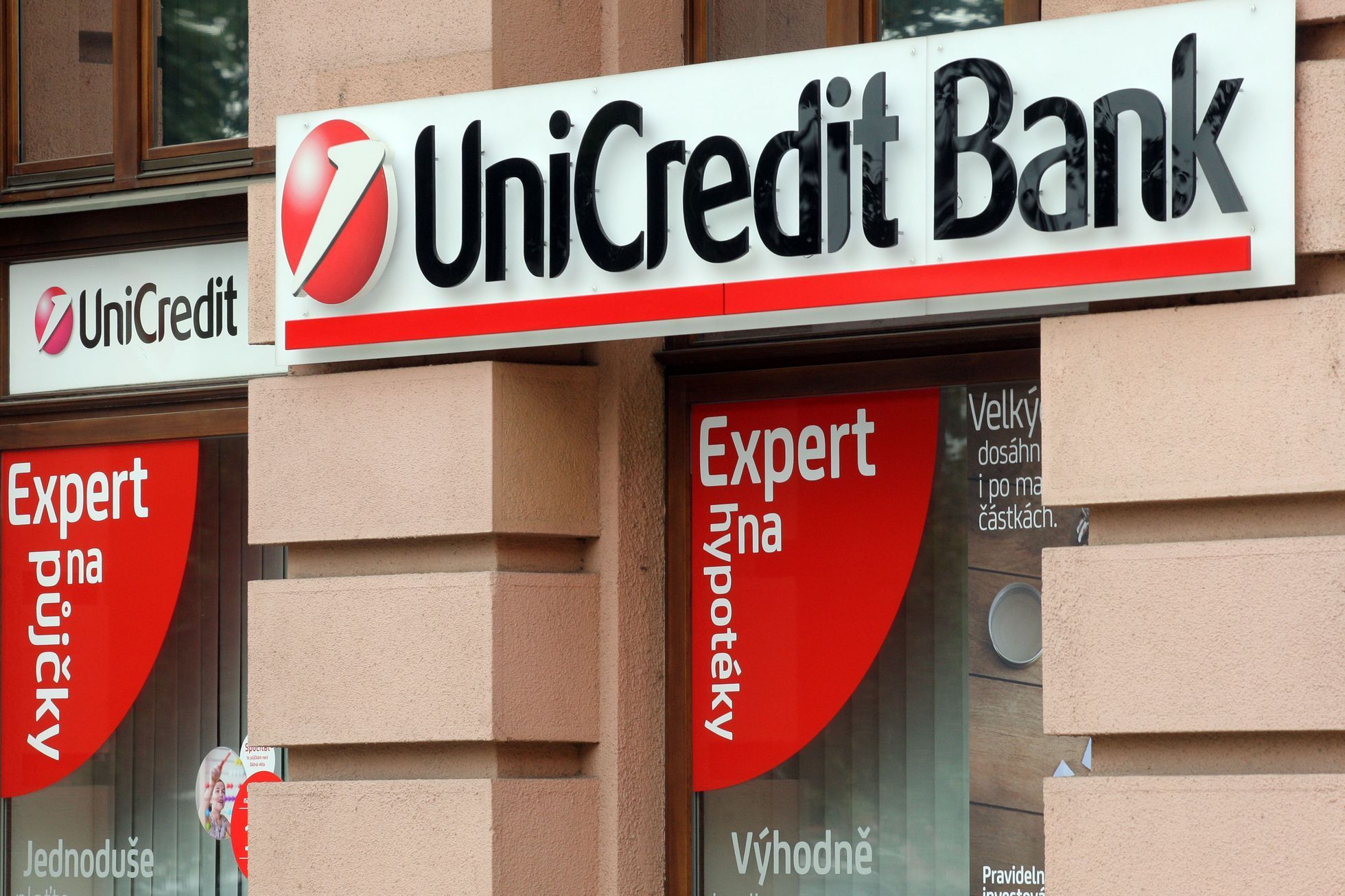 ilustrační fotografie, banka, UniCredit Bank, bankomat, 2017