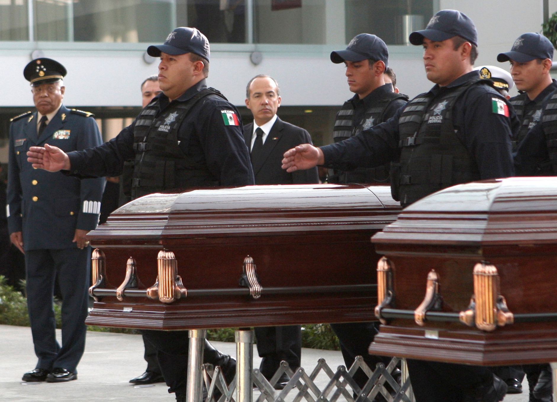 Pohřeb zavražděných mexických policistů