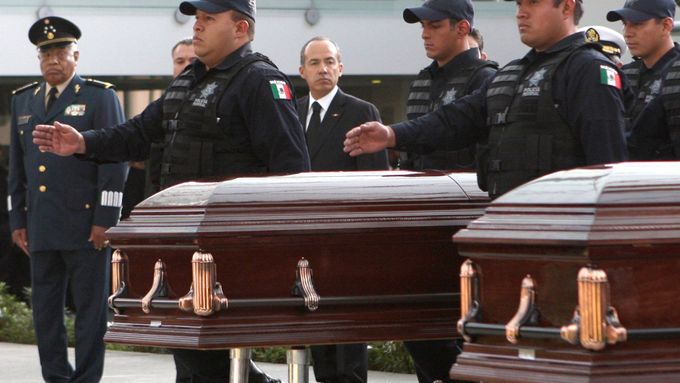 Nelítostní bojovníci z drogových kartelů se nezastaví před ničím, natož před policií. Na snímku jeden z pohřbů příslušníků mexických bezpečnostních jednotek, obětí gangů.