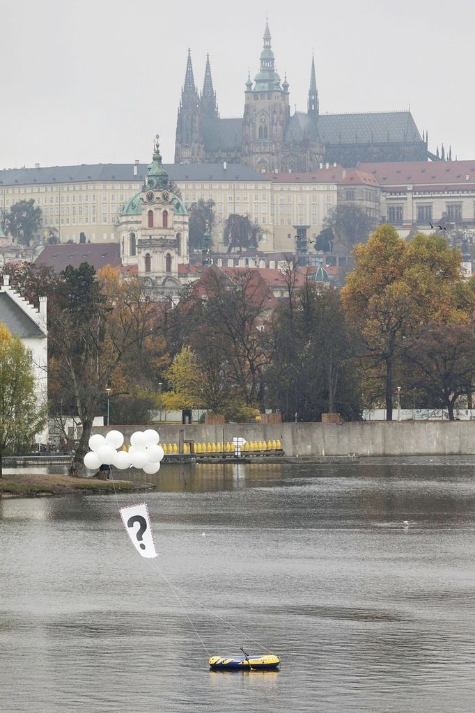 Spolek Milion chvilek pro demokracii vypustil na Vltavu žlutý člun spojovaný s osobou prezidenta Miloše Zemana. Vlaje na něm bílá vlajka s černým otazníkem.