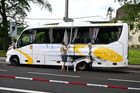 Zdrogovaný řidič kamionu ujel v Ústí od srážky s autobusem, zranilo se 25 lidí