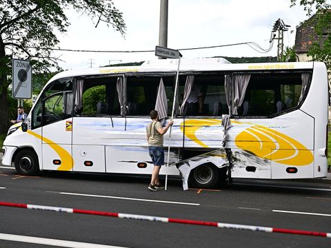 Zdrogovaný řidič kamionu ujel v Ústí od srážky s autobusem, zranilo se 25 lidí
