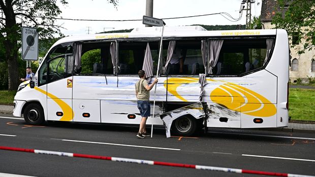 Zdrogovaný řidič kamionu ujel v Ústí od srážky s autobusem, zranilo se 25 lidí