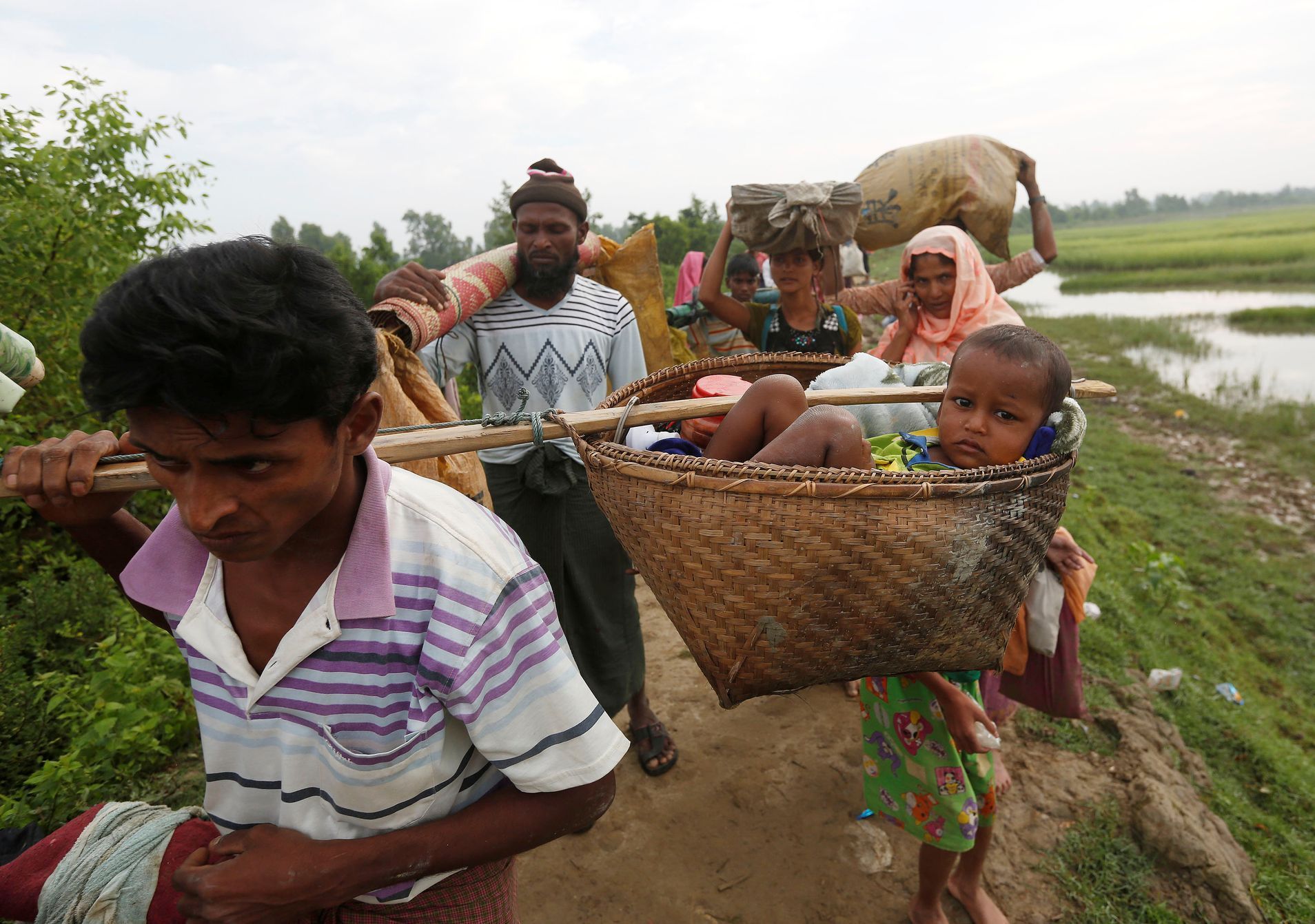 Rohingští uprchlíci se snaží překročit bangladéšskou hranici.