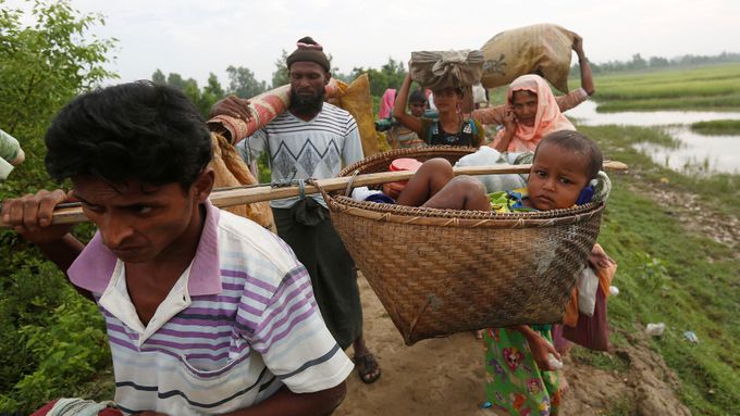 Rohingští uprchlíci se snaží překročit bangladéšskou hranici.