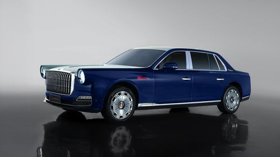 Kam se hrabe Rolls-Royce. Čínský luxus připomíná Trabant, z ceny se protáčí panenky