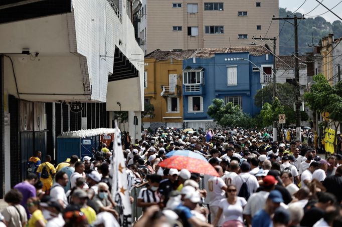 Soccer Football - Death of Brazilian soccer legend Pele - Vila Belmiro Stadium, Santos, Brazil - January 2, 2023 Mourners queue to pay their respect to Brazilian soccer l