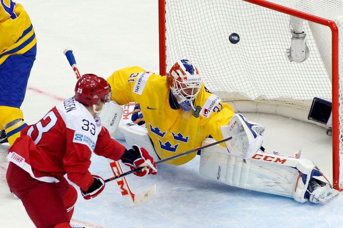 Denmark's Julian Jakobsen (L) tries to score past Sweden's goaltender Anders Nilsson (C) during the second period of their men's ice hockey World Championship group A gam