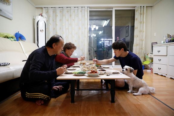 Hwang Hyeon-dong při obědě s rodinou v Guri.