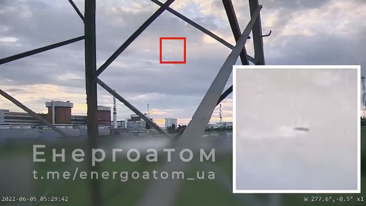 Byla kriticky nízko. Kolem jaderné elektrárny proletěla ruská raketa, tvrdí Ukrajinci; Zdroj foto: Aktuálně.cz/YouTube/Еnergoatom