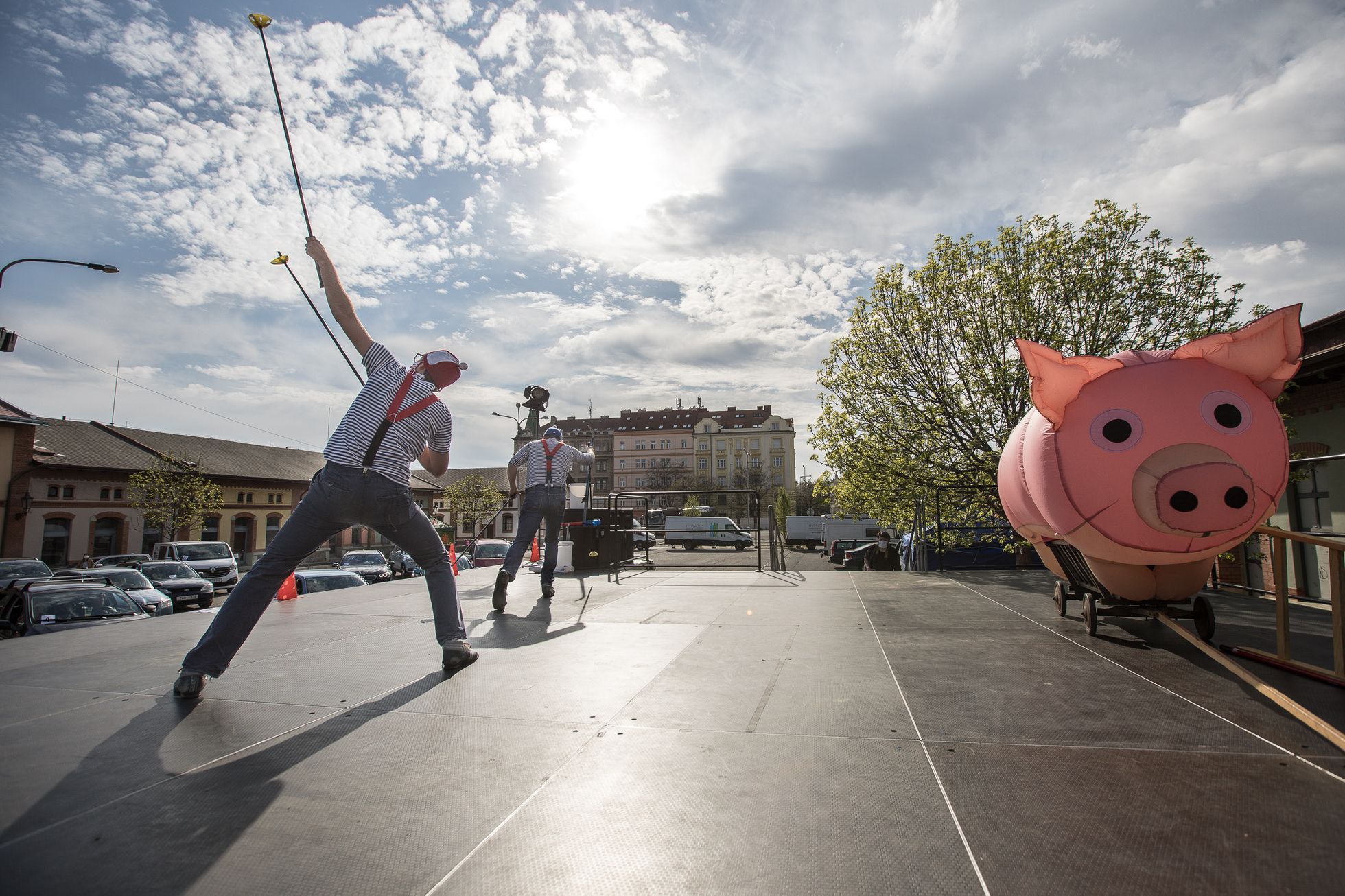 Divadlo pro auta - Bratři v tricku - festival Artparking, autokino, pražská tržnice, karanténa, roušky