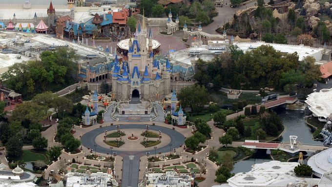 Pohádkový zámek Šípkové Růženky v zábavním parku na Floridě je synonymem Walt Disney Company.