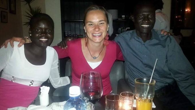 Andrea Volfová se keňskými studenty Paskou (vlevo) a Jamou (vpravo), které finančně podporuje.