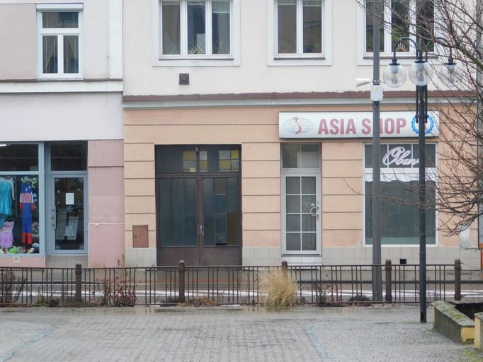 Obchod s prázdnou výlohou a vyblednutým nápisem ASIA SHOP v České Třebové, který v minulosti provozovala Hanina známá.