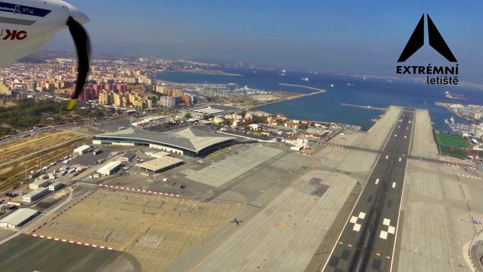 Extrémní letiště: Silné turbulence a vozovka přes ranvej. Letiště na Gibraltaru patří k nejnebezpečnějším na světě