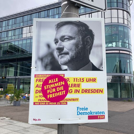 Lídr FDP Christian Lindner volby nevyhraje, ale nebude bez něj nejspíš možné sestavit vládu. Už nyní si může vybírat ministerská křesla.