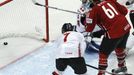 Kanaďan Rick Nash skóruje ve čtvrtfinále MS proti Švýcarům. Uprostřed brankář Jonas Hiller, vlevo Mark Streit.