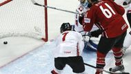 Kanaďan Rick Nash skóruje ve čtvrtfinále MS proti Švýcarům. Uprostřed brankář Jonas Hiller, vlevo Mark Streit.