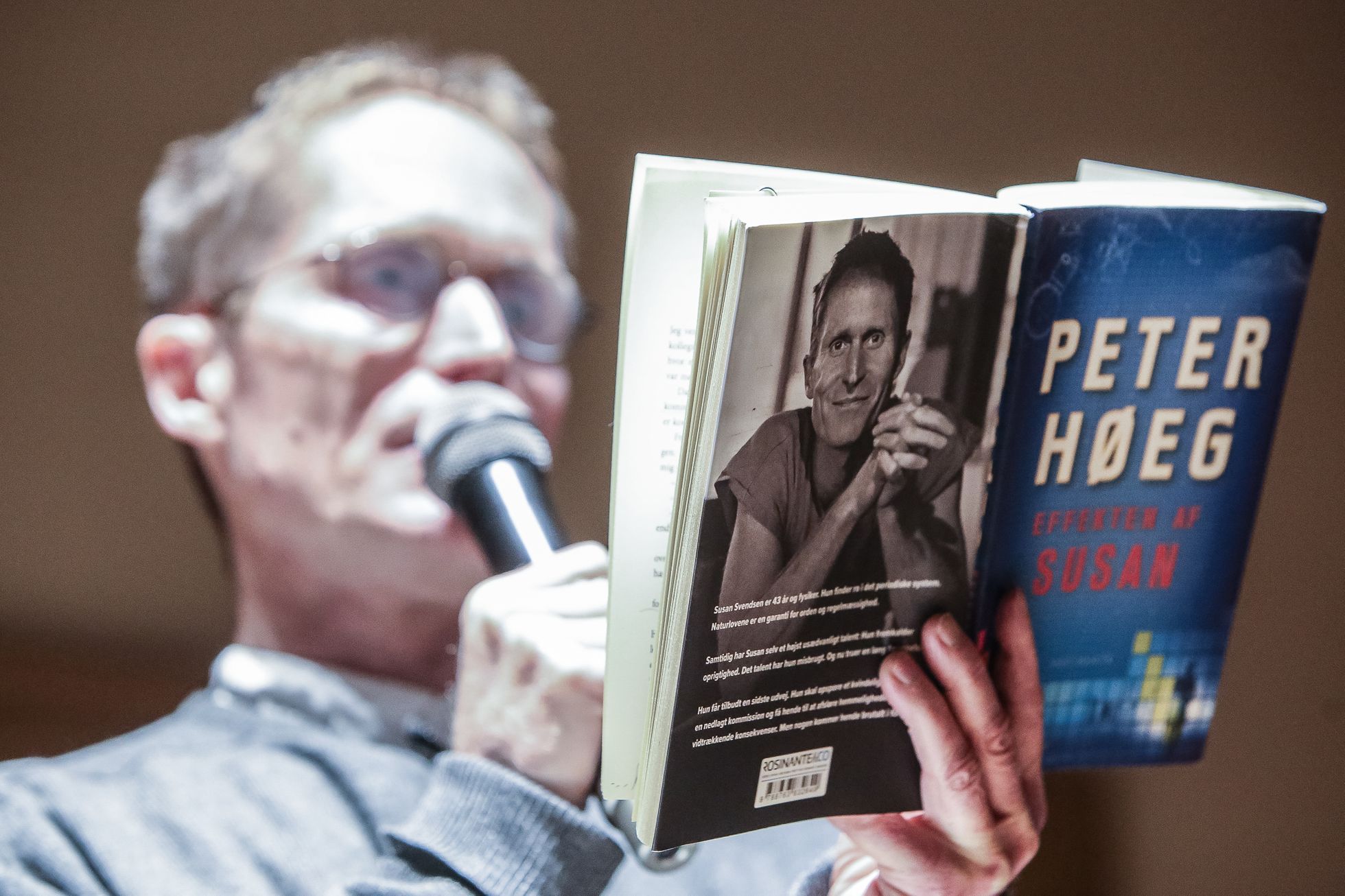 Dánský spisovatel Peter Høeg na veřejném čtení v Praze
