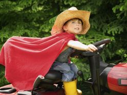 Dítě na traktoru