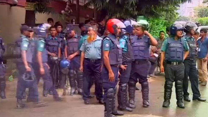Bangladéšská policie při zásahu v kavárně v centru Dháky.
