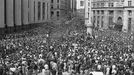 Demonstrace v reakci na zavraždění Martina Luthera Kinga na Náměstí Post Office Square v centru Bostonu 5. dubna 1968.