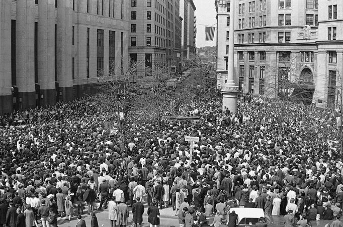 Demonstrace v reakci na zavraždění Martina Luthera Kinga na Náměstí Post Office Square v centru Bostonu 5. dubna 1968.