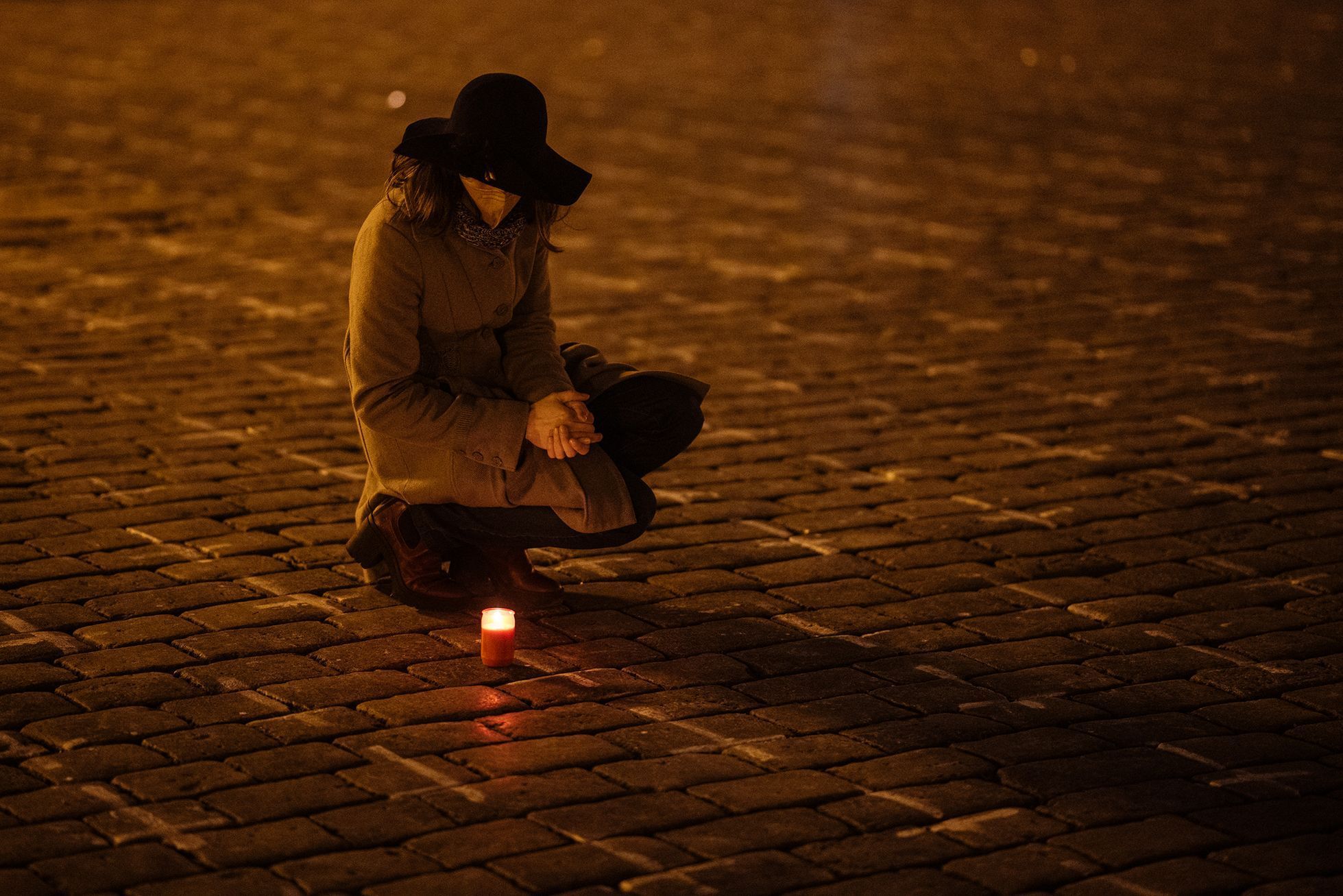 Jednorázové užití / Fotogalerie / Když kříže na Staromáku dostanou jména. Lidí spontánně uctívají zemřelé.