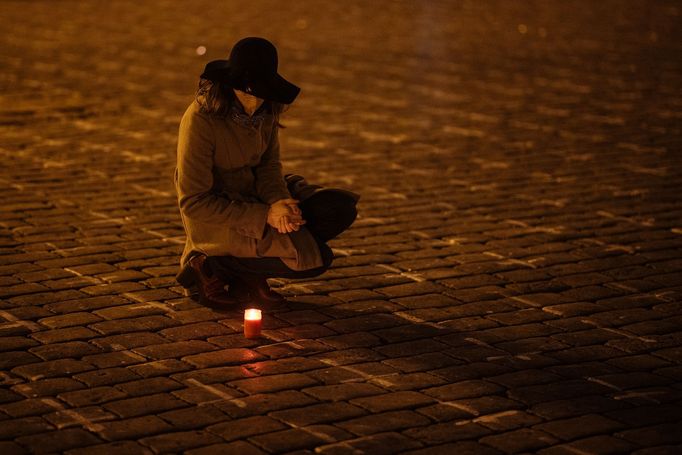 Lidé na Staroměstském náměstí v Praze spontánně uctívají oběti pandemie u křížů, které zde křídou nakreslila iniciativa Milion chvilek pro demokracii. 24 - 25. 3. 2021