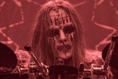 Zemřel bubeník Joey Jordison, zakládající člen kapely Slipknot. Bylo mu 46 let