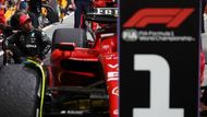 Lewis Hamilton si prohlíží vítězní Ferrari Carlose Sainz po VC Singapuru F1 2023