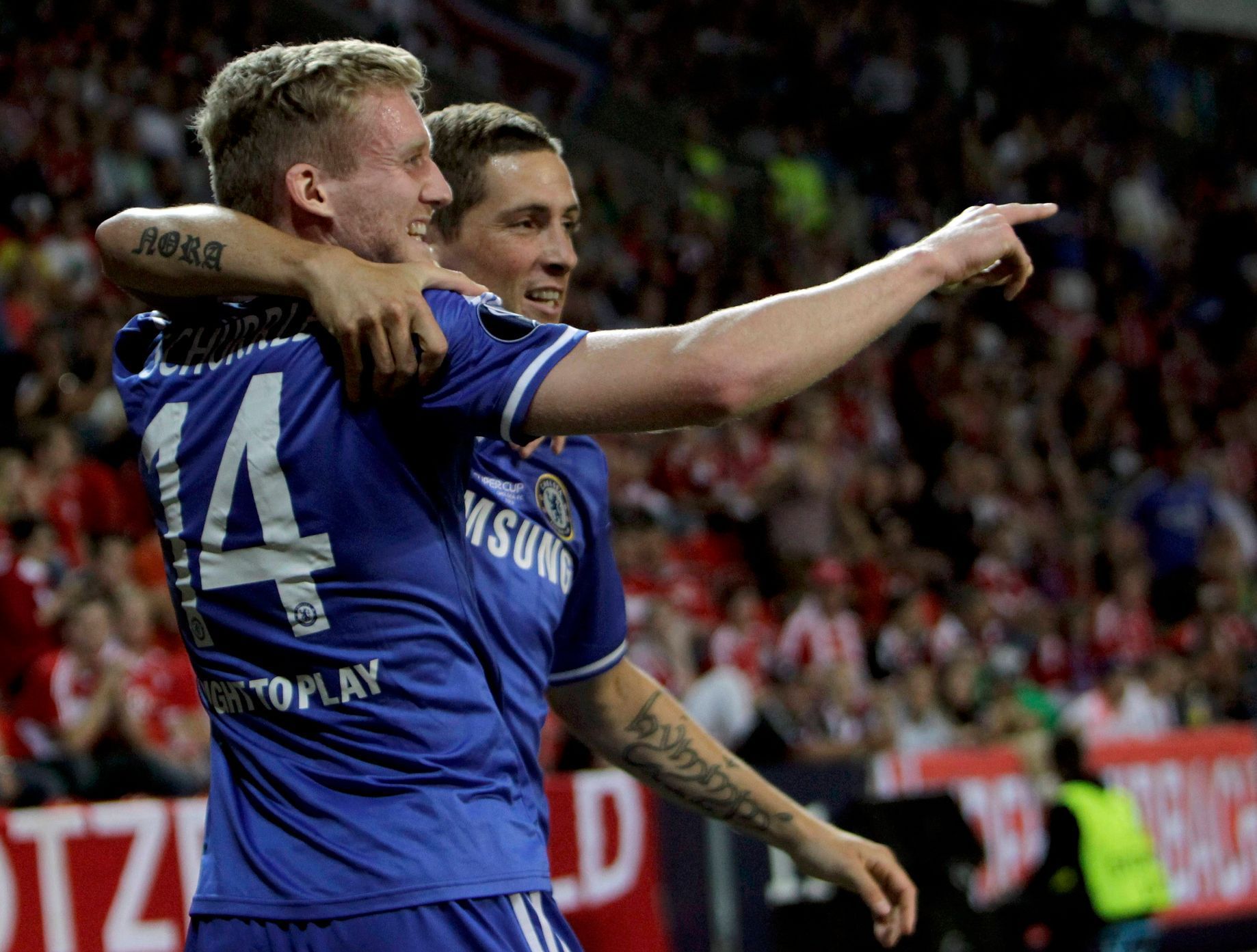 Torres a Schuerrle a slaví gól Chelsea v Superpoháru