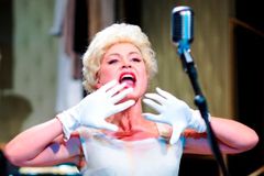 Divadelní tipy: Marilyn, včely v Komedii a hranice mužů