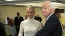 John McCain a jeho manželka Cindy volí ve svém volebním okrsku ve Phoenixu