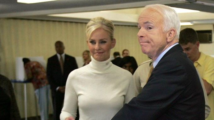 John McCain a jeho manželka Cindy volí ve svém volebním okrsku ve Phoenixu