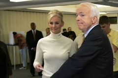 Nástupcem McCaina v Senátu USA by mohla být jeho žena