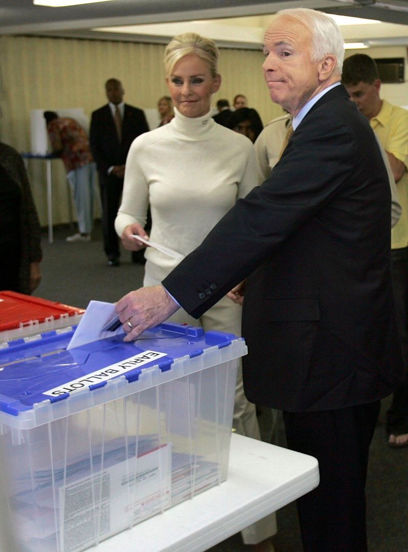 John McCain a jeho manželka Cindy volí ve svém volebním okrsku ve Phoenixu