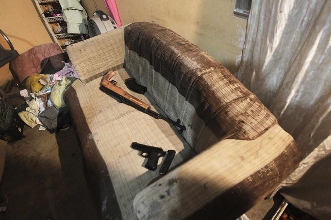 Confiscated weapons lie on a couch after the arrest of several members of the Mara 18 street gang after a shoot-out with police and military during an anti-drug operation in San Pedro Sula March 27, 2013. San Pedro Sula, the country's second largest city after Tegucigalpa, has a homicide rate of 169 per 100,000 people and was named the world's most violent city for a second year in a row. Lax laws allow civilians to own up to five personal guns. Arms trafficking has flooded the country with nearly 70% illegal firearms. 83.4% of homicides are by firearms, compared to 60% in the United States. Picture taken March 27, 2013. REUTERS/Jorge Cabrera (HONDURAS - Tags: CRIME LAW CIVIL UNREST HEALTH) ATTENTION EDITORS: PICTURE 8 OF 39 FOR PACKAGE 'GUN CULTURE - HONDURAS' SEARCH 'HONDURAS GUN' FOR ALL IMAGES Published: Dub. 5, 2013, 11:14 dop.