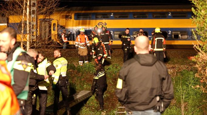 Snímky z Nizozemska, kde ve městě Voorschoten nedaleko Haagu vykolejil osobní vlak.