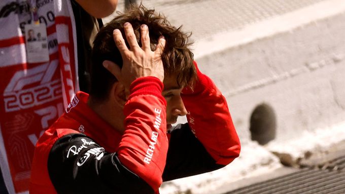 Zklamaný pilot Ferrari Charles Leclerc po odstoupení z Velké ceny Španělska 2022
