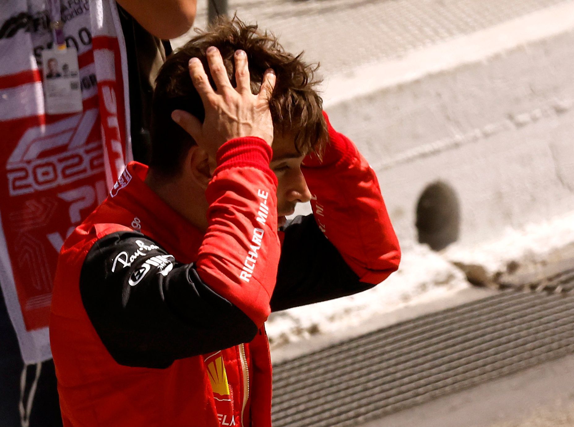 Zklamaný pilot Ferrari Charles Leclerc po odstoupení z Velké ceny Španělska 2022